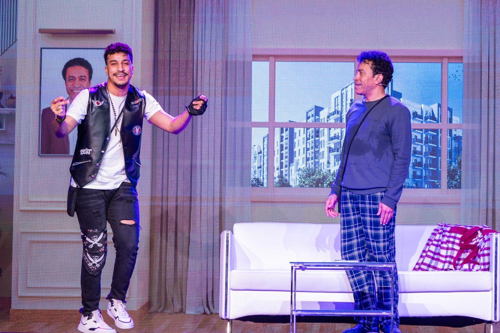 جولة خليجية لمسرحية سامح حسين "وحيد فى المنزل"