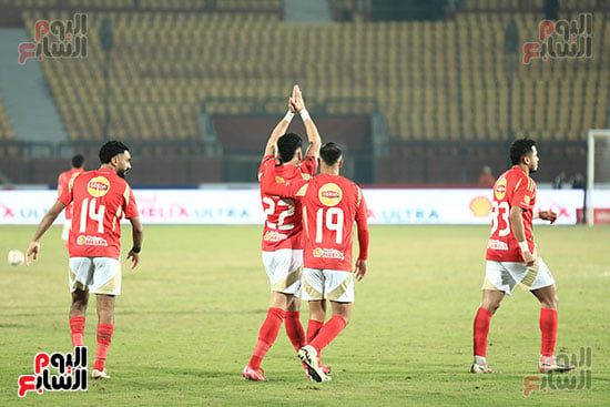 الأهلي بـ10 لاعبين يهزم غزل المحلة بلدغة "عاشور" ويعتلي صدارة الدوري مؤقتاً.. صور
