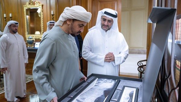 حمدان بن زايد يستقبل وفداً من الأرشيف والمكتبة الوطنية ويطلع على صور جوية تاريخية للدولة