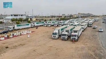 الخليج اليوم .. بالصور .. عبور 60 شاحنة إغاثية من حائل إلى سوريا