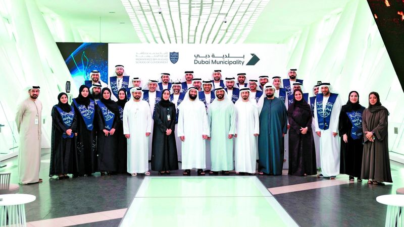 الامارات | بلدية دبي تؤهل 30 من منتسبيها ضمن برنامج «تمكين القيادات»