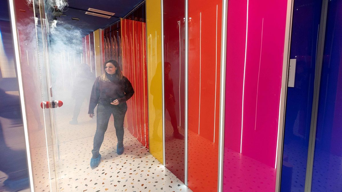 الامارات | اخلع همومك.. امرأة متفائلة تبتكر متحفاً يساعد على تناسي سلبيات الحياة