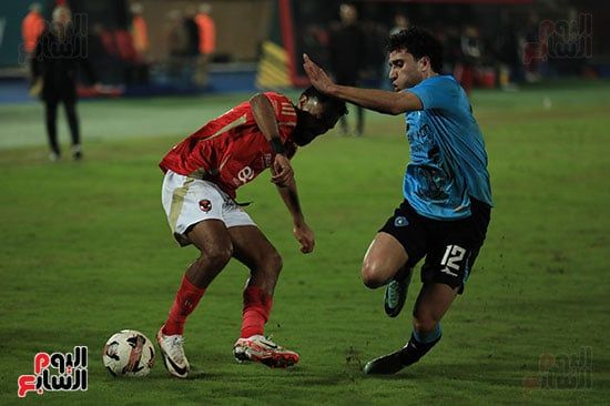 الأهلي بـ10 لاعبين يهزم غزل المحلة بلدغة "عاشور" ويعتلي صدارة الدوري مؤقتاً.. صور