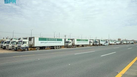 الخليج اليوم .. بالصور .. عبور 60 شاحنة إغاثية من حائل إلى سوريا