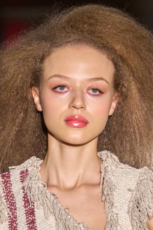 عروض أسبوع الموضة في نيويورك تُعيد 6 صيحات مكياج إلى الواجهة.. إليكِ أبرزها