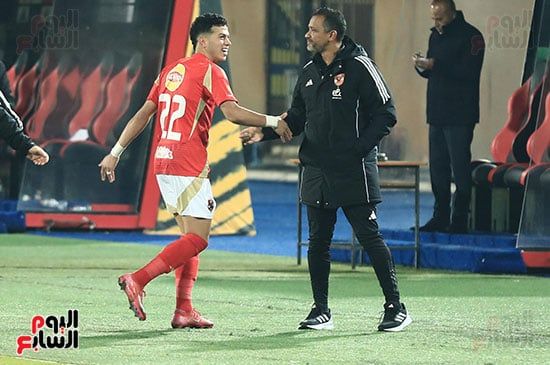 الأهلي بـ10 لاعبين يهزم غزل المحلة بلدغة "عاشور" ويعتلي صدارة الدوري مؤقتاً.. صور