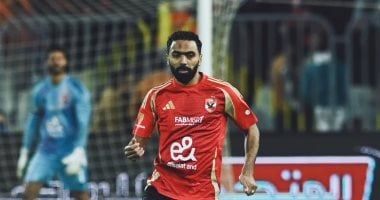 شاهد كيف داعب حسين الشحات كأس العالم للأندية داخل ملعب التتش؟