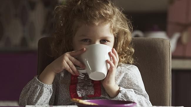 الامارات | العمر المناسب للسماح للأطفال بشرب القهوة