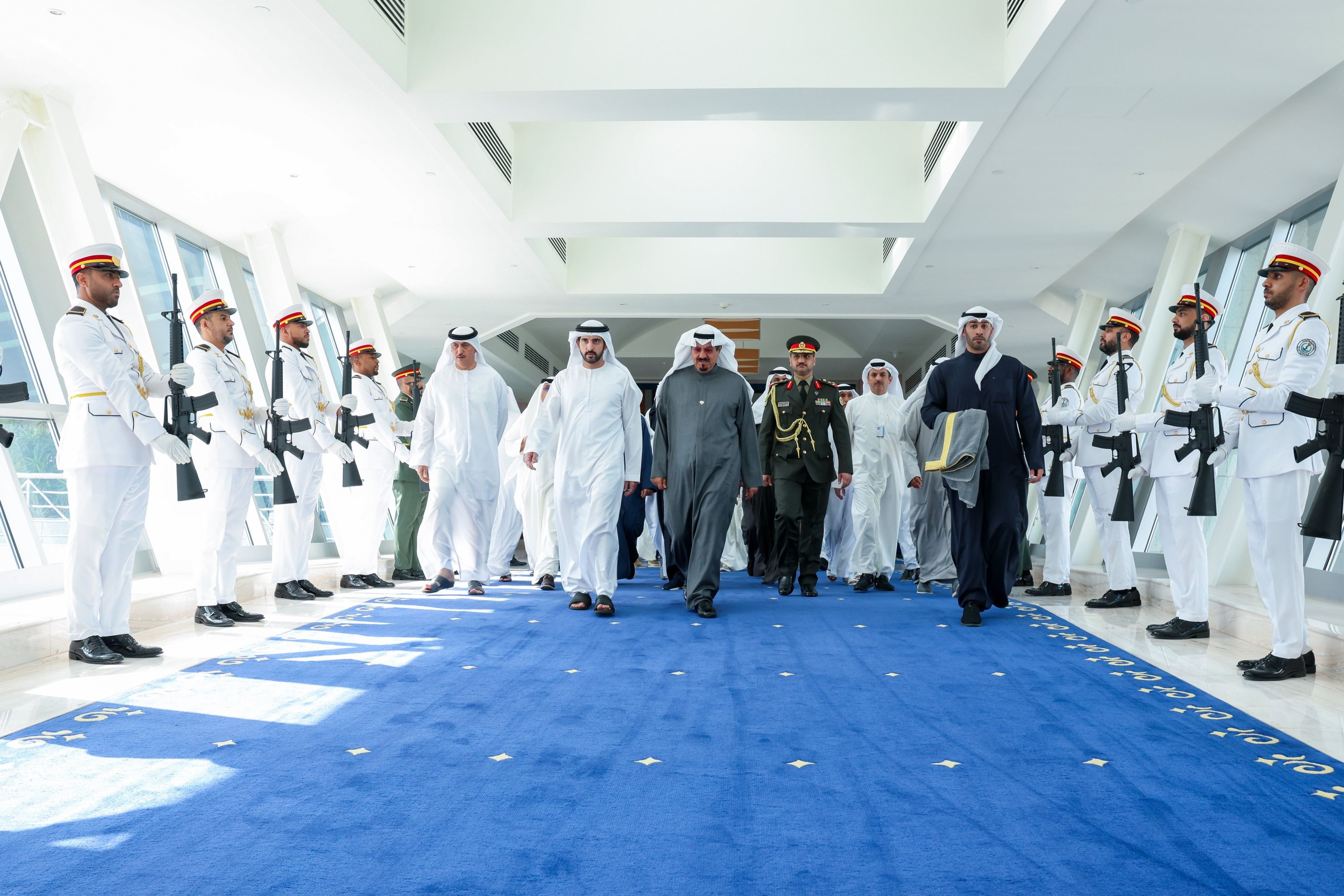 الامارات | حمدان بن محمد يودع رئيس الوزراء الكويتي لدى مغادرته الدولة