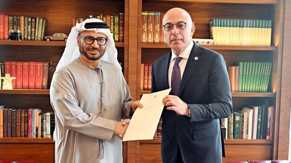 رئيس الدولة يتلقى رسالة خطية من الرئيس اللبناني