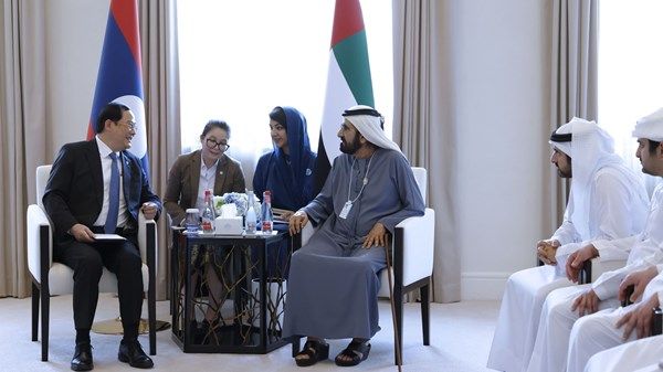 محمد بن راشد يبحث مع رئيس وزراء لاوس تعزيز العلاقات بين البلدين