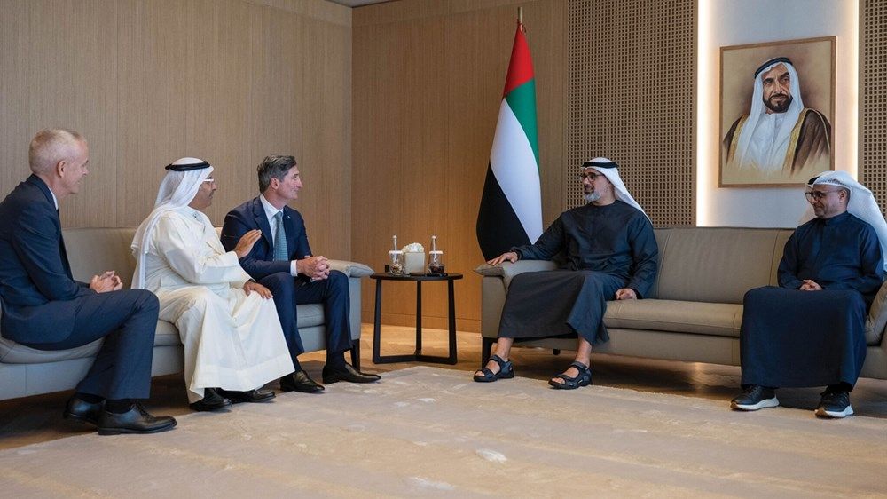 خالد بن محمد بن زايد يلتقي رئيس مجلس إدارة شركة ستاربكس