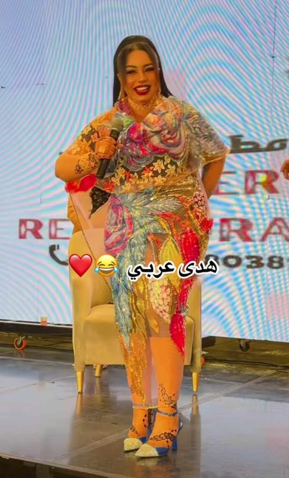 شاهد بالصورة والفيديو.. بأزياء قصيرة.. مودل وعارضة أزياء سودانية حسناء تقلد الفنانة هدى عربي بوصلة رقص مثيرة والجمهور يترقب ردة فعل “السلطانة”