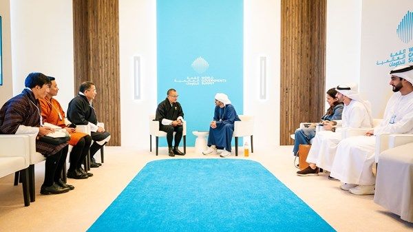 عبدالله بن زايد يستقبل رئيس وزراء بوتان على هامش أعمال القمة العالمية للحكومات