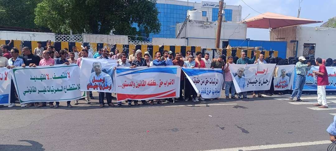 دعوات الى تصعيد الحراك السلمي لإنتزاع حقوق الموظفين