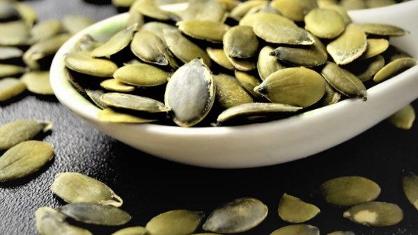 هذا ما يحدث للجسم عند تناول بذور القرع يوميا