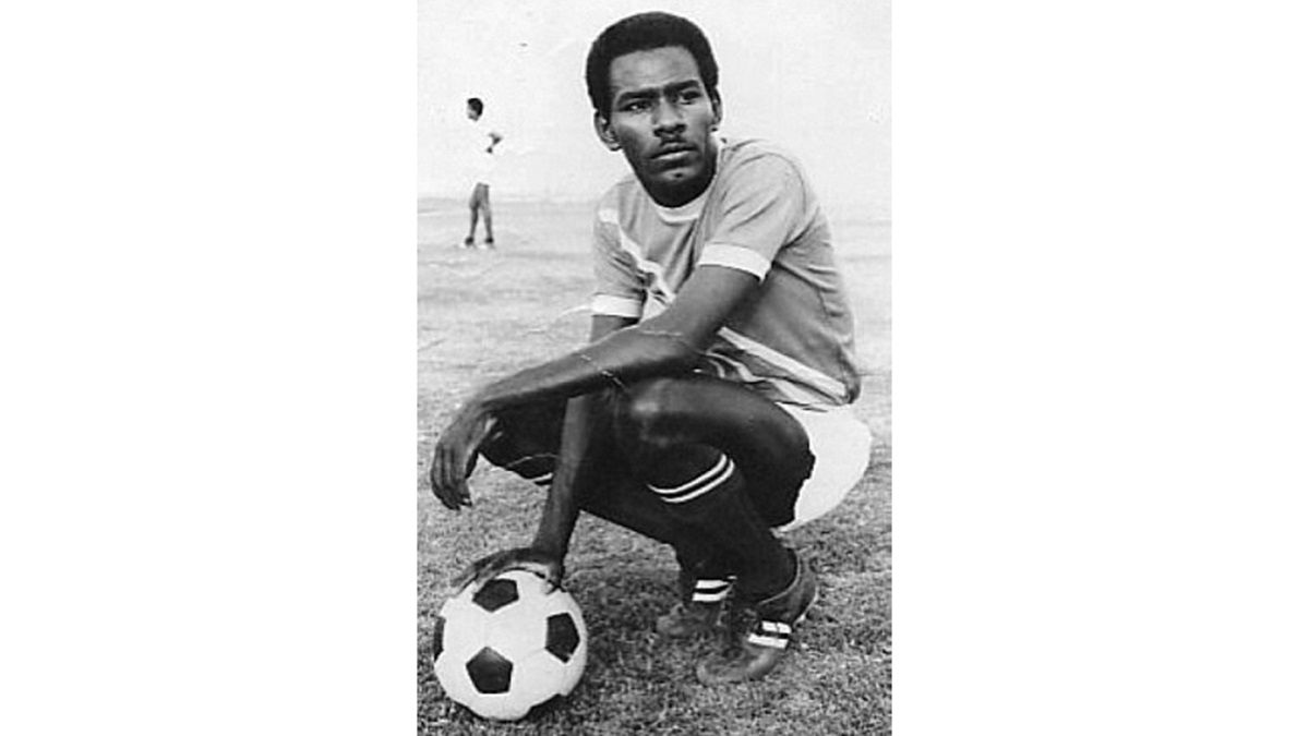 الامارات | رحيل "الرمح الملتهب".. ايقونة الهلال وأسطورة الكرة السودانية علي قاقرين