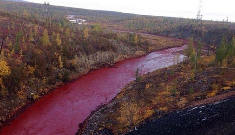 نهر فى بيرو يتحول إلى لون الدم ويثير رعب السكان.. تعرف على القصة