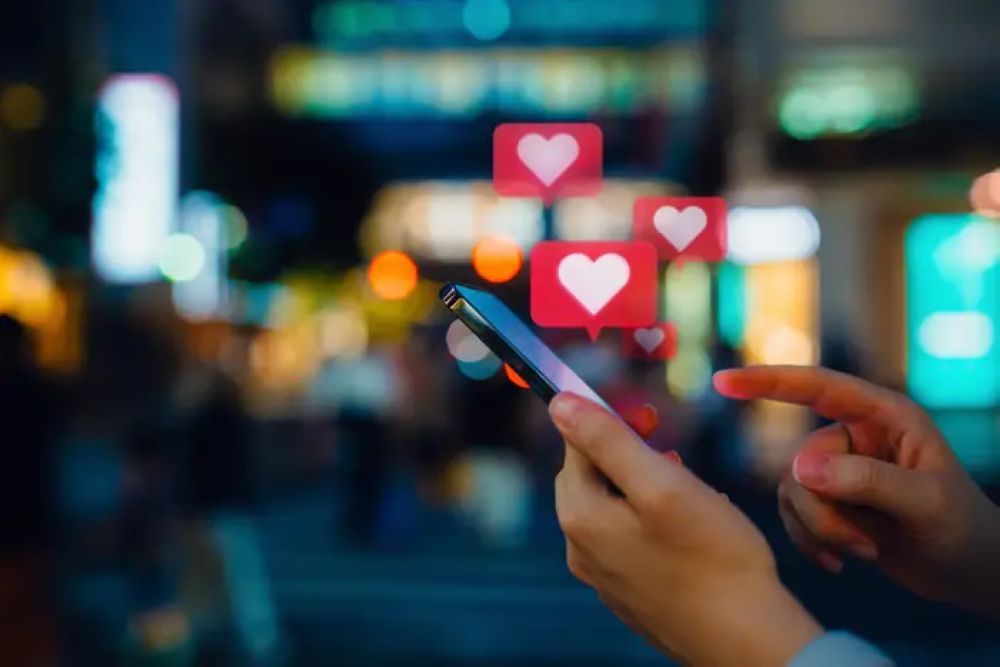 "ميتا" تحذّر من عمليات احتيال رومانسية باستخدام الذكاء الاصطناعي