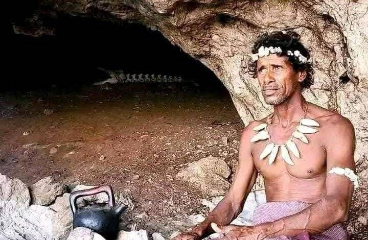 شاهد..رجل الكهف يحصل على البطاقة الشخصية الذكية بصورته الطبيعية..صورة