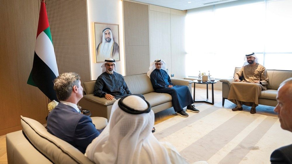 خالد بن محمد بن زايد يلتقي رئيس مجلس إدارة شركة ستاربكس