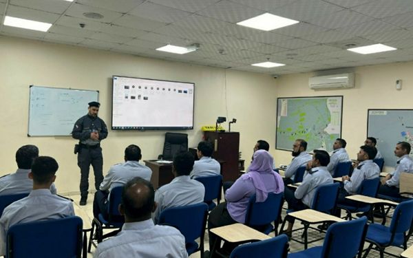 شرطة أبوظبي تعزز الوعي المروري لموظفي الشركات والمدن العمالية