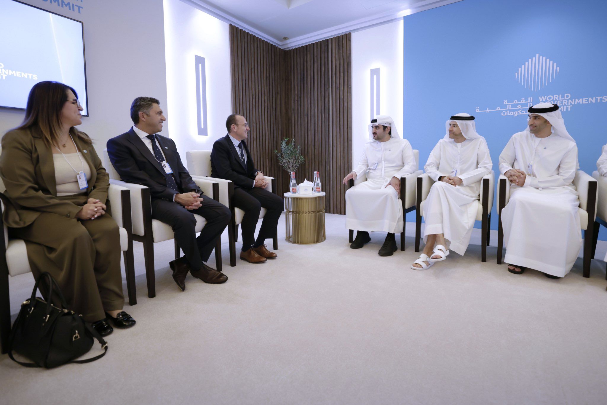 الامارات | مكتوم بن محمد يبحث مع رئيس شركة شنايدر إلكتريك تعزيز التعاون في مجالات البنية التحتية الذكية