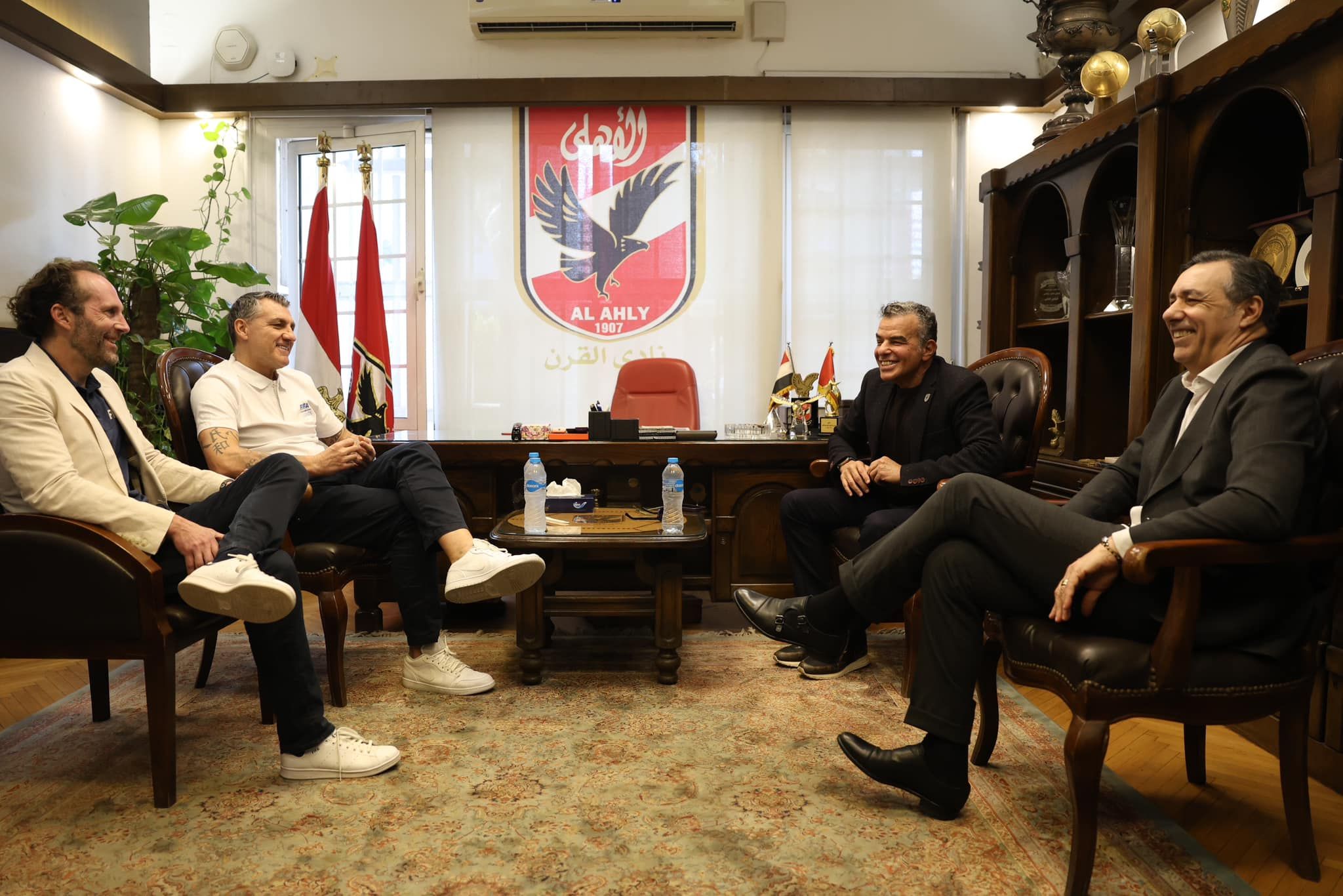 خالد مرتجي يستقبل كريستيان ڤييري نجم منتخب إيطاليا الأسبق في الأهلي.. صور