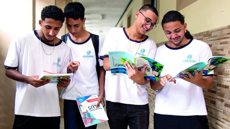 الامارات | طلاب ريو دي جانيرو أكثر تركيزاً بعد حظر الموبايل