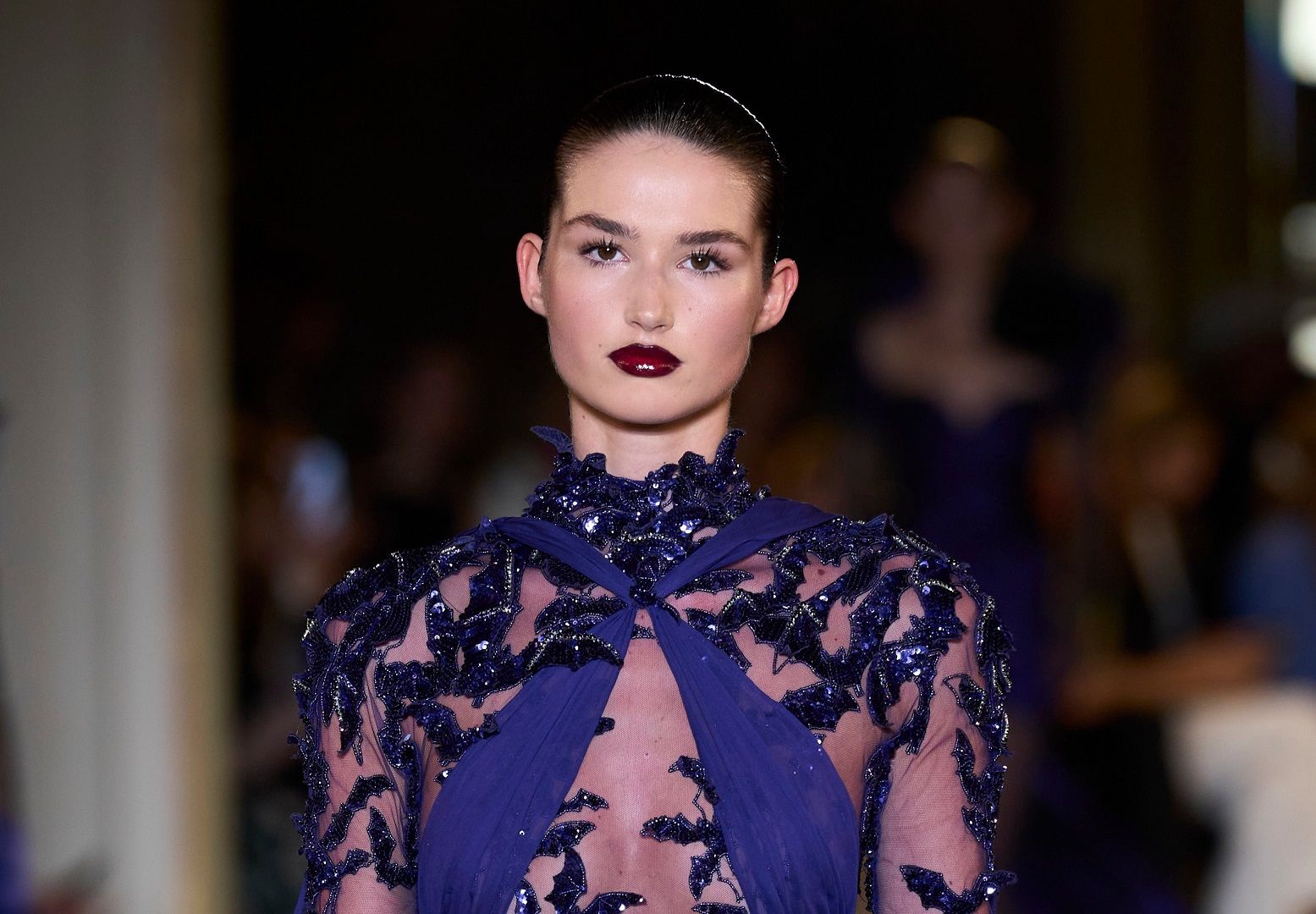 تطبيق مكياج لفستان نيلي من العيون إلى الشفاه.. نصائح لإطلالة لا تنسى