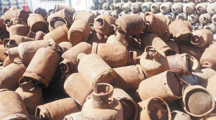 قنابل موقوتة داخل المنازل : غضب في تعز من تأخر تغيير أسطوانات الغاز التالفة