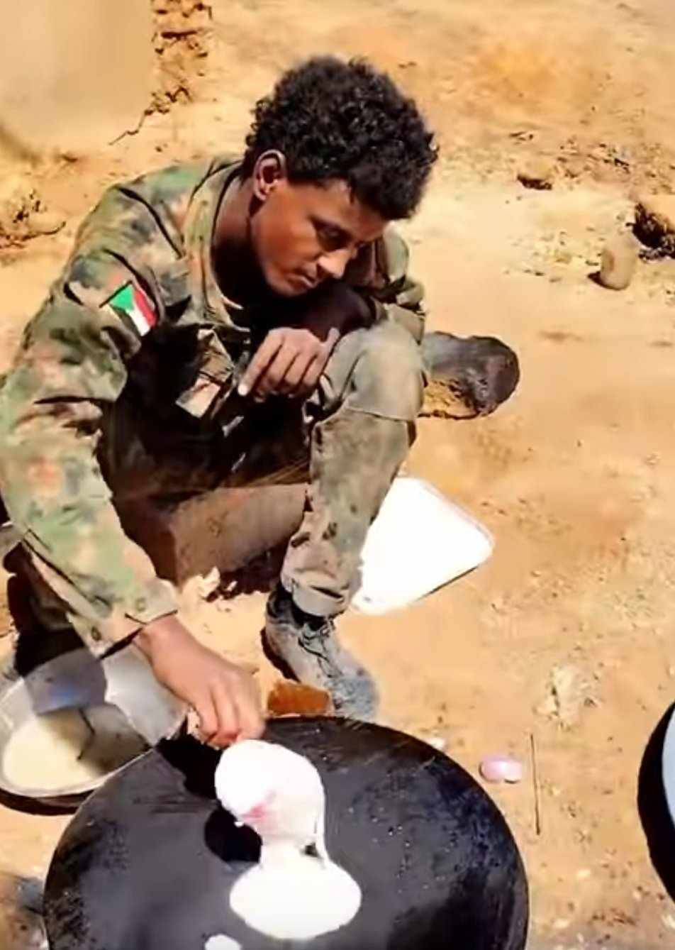 شاهد بالصورة والفيديو.. مقاتل بالجيش السوداني يقوم بــ(عواسة القراصة) لزملائه بإحدى مناطق العمليات ويحظي باعجاب منقطع النظير على مواقع التواصل