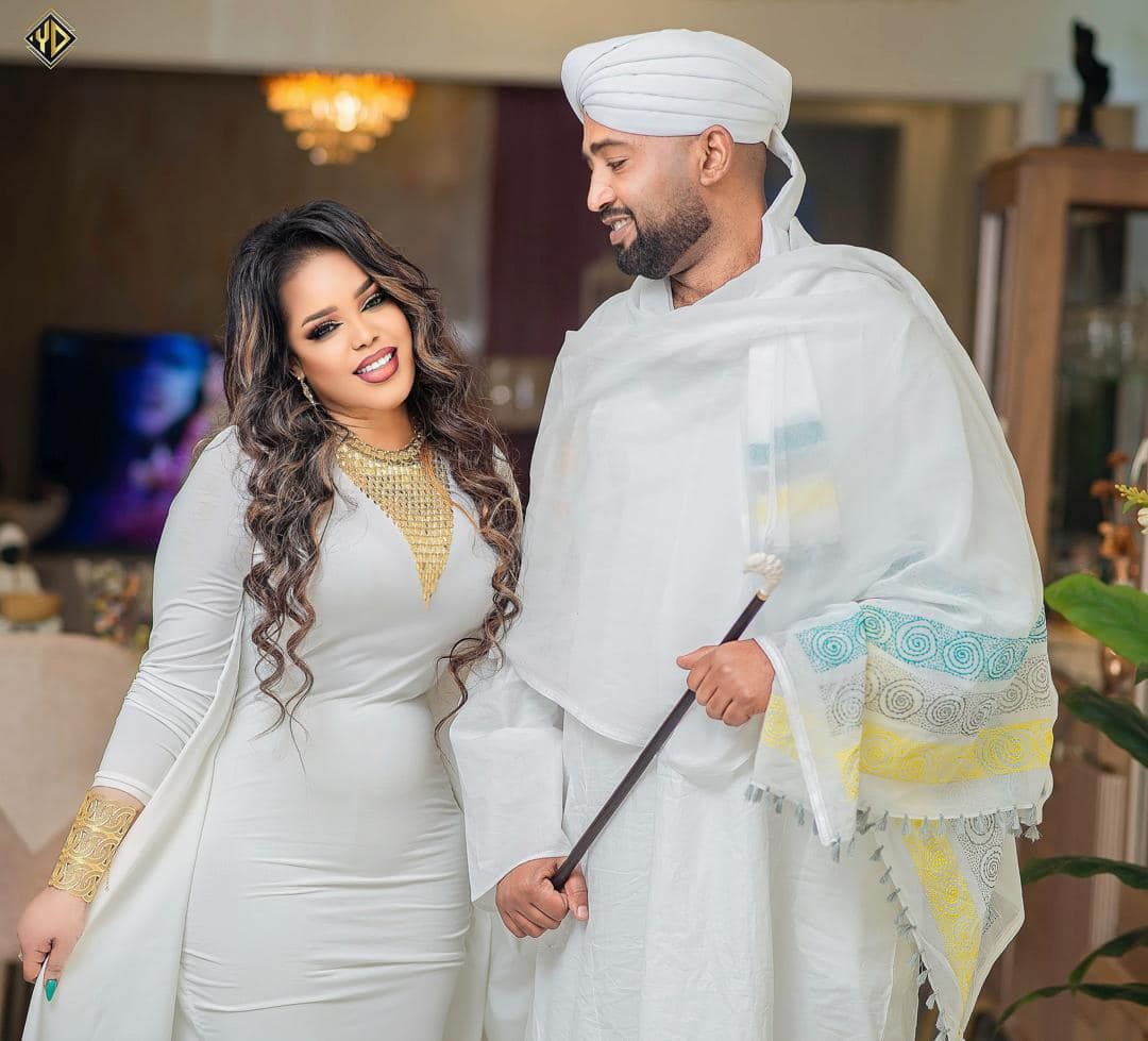 شاهد بالفيديو.. خبيرة التجميل السودانية سماح تبيدي ترقص في حفل زواجها الأسطوري وسط حضور حاشد من الحسناوات وهبة كايرو ترمي عليها أموال طائلة من النقطة بالعملة المصرية