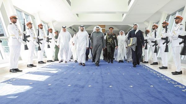 ودَّعه حمدان بن محمد.. رئيس وزراء الكويت يغادر الدولة