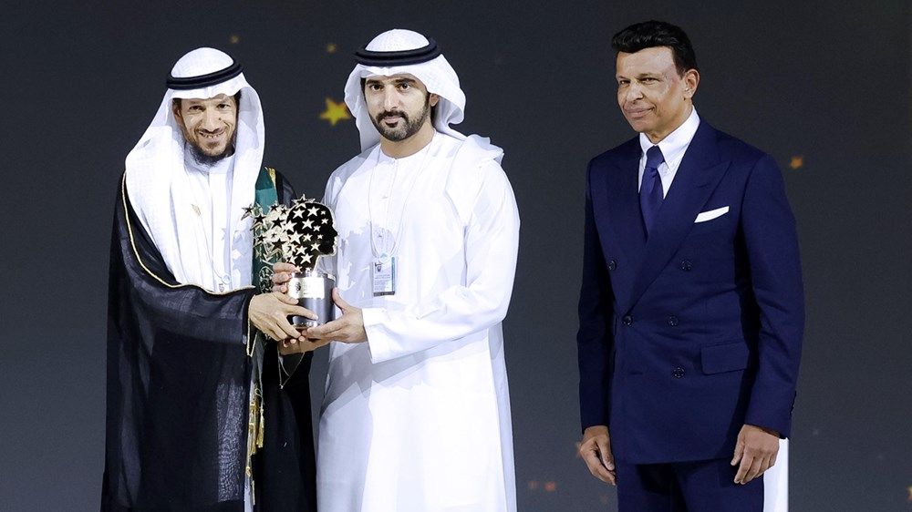 بحضور محمد بن راشد ومنصور بن زايد.. حمدان بن محمد يكرّم منصور المنصور من السعودية بجائزة أفضل معلم في العالم