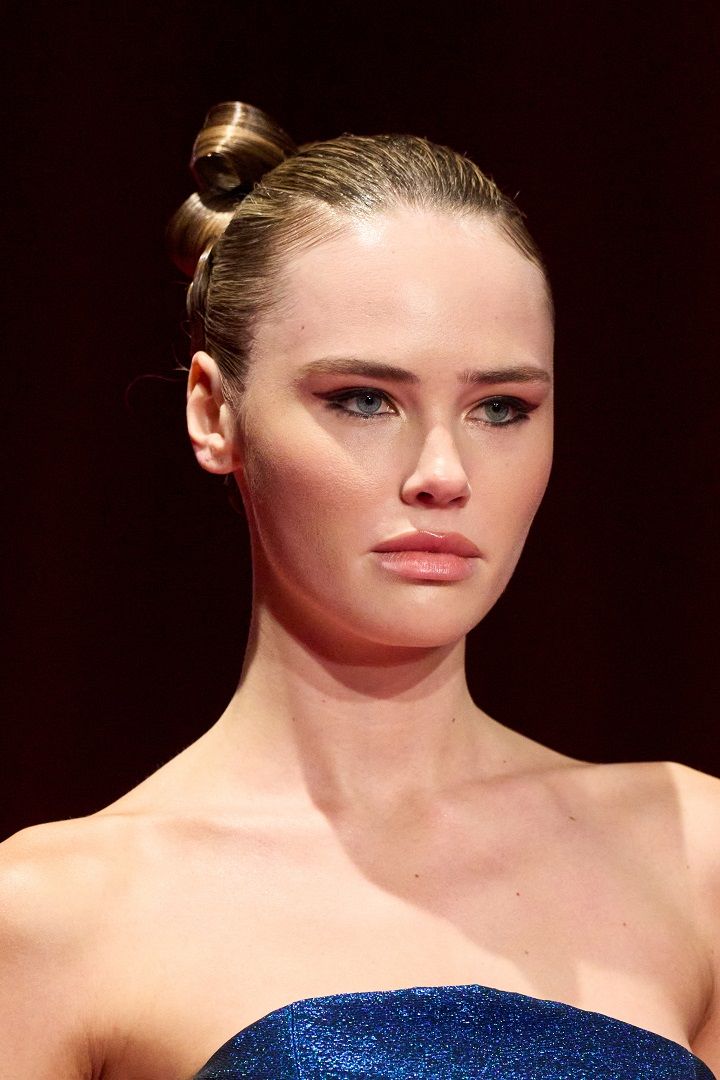 تطبيق مكياج لفستان نيلي من العيون إلى الشفاه.. نصائح لإطلالة لا تنسى