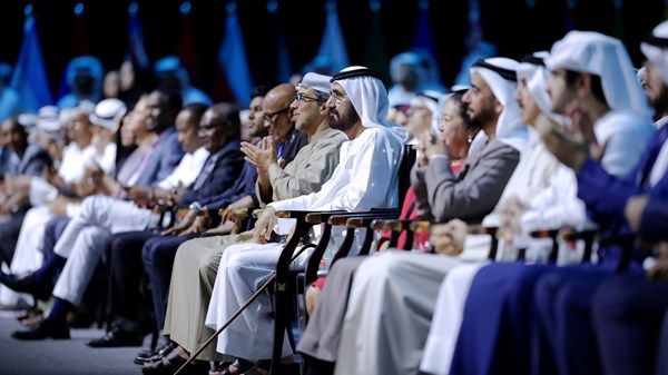 بحضور محمد بن راشد ومنصور بن زايد.. حمدان بن محمد يكرّم منصور المنصور من السعودية بجائزة أفضل معلم في العالم