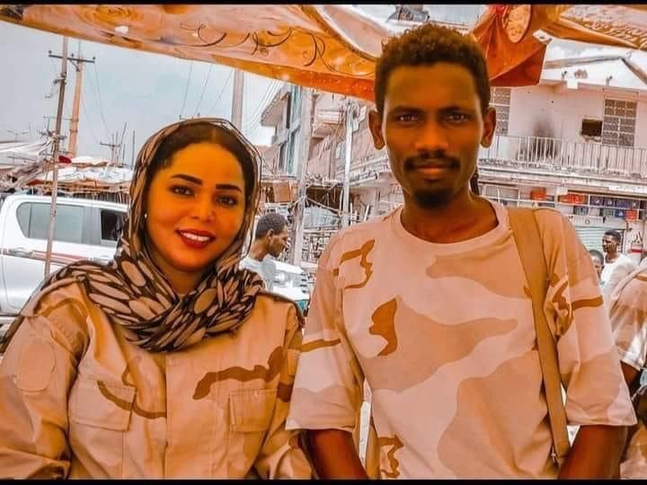 شاهد بالفيديو.. نساء سودانيات يقبضن على سيدة اشتهرت داخل الحي بتعاونها مع قوات الدعم السريع ويقمن بتسليمها للجهات النظامية