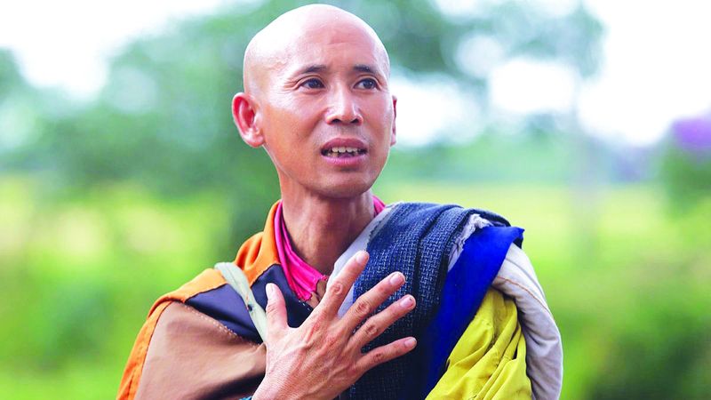 الامارات | راهب فيتنامي يمشي حافياً إلى الهند