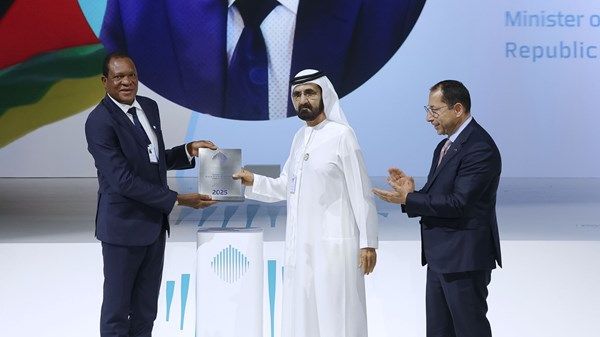 محمد بن راشد يكرّم أنكسيوس ماسوكا من زيمبابوي بجائزة أفضل وزير في العالم