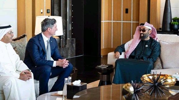 طحنون بن زايد يلتقي رئيس مجلس إدارة شركة ستاربكس