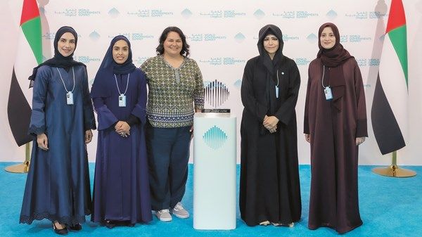 لطيفة بنت محمد تكرم الفريق الفائز بجائزة ابتكارات الحكومات الخلاقة