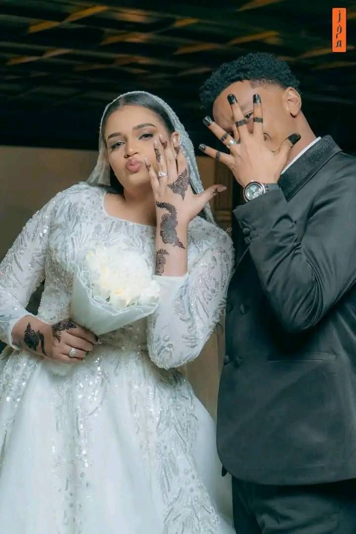 شاهد بالفيديو.. المذيعة السودانية دعاء حيدر تحتفل بزواجها والجمهور يسخر من التقليعة التي ظهر بها العريس في (الجرتق)