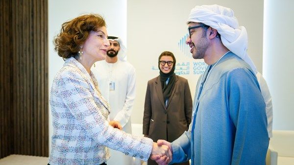 عبدالله بن زايد يلتقي المديرة العامة لـ«اليونيسكو» على هامش القمة العالمية للحكومات