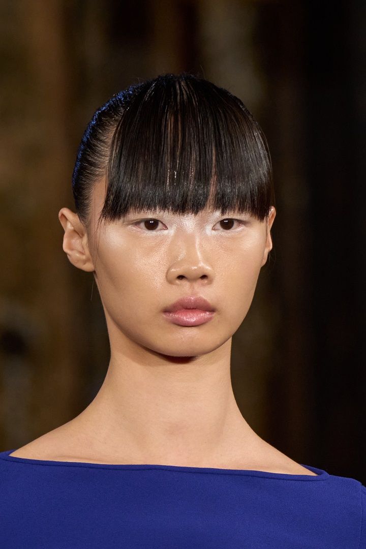 تطبيق مكياج لفستان نيلي من العيون إلى الشفاه.. نصائح لإطلالة لا تنسى