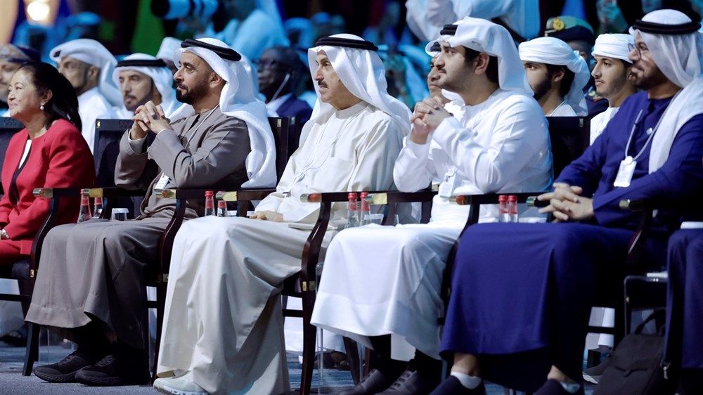 محمد بن راشد يكرّم أنكسيوس ماسوكا من زيمبابوي بجائزة أفضل وزير في العالم