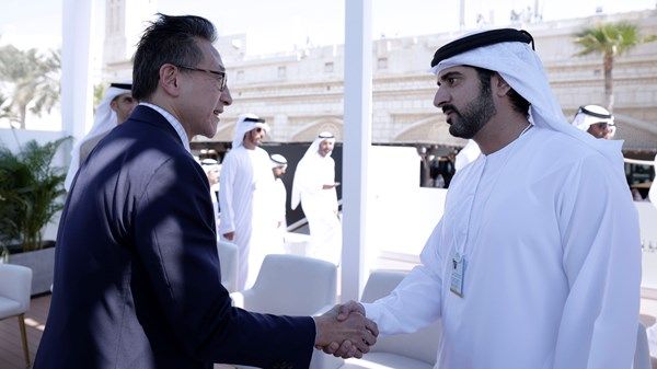 حمدان بن محمد يلتقي رئيس مجلس إدارة مجموعة "علي بابا"