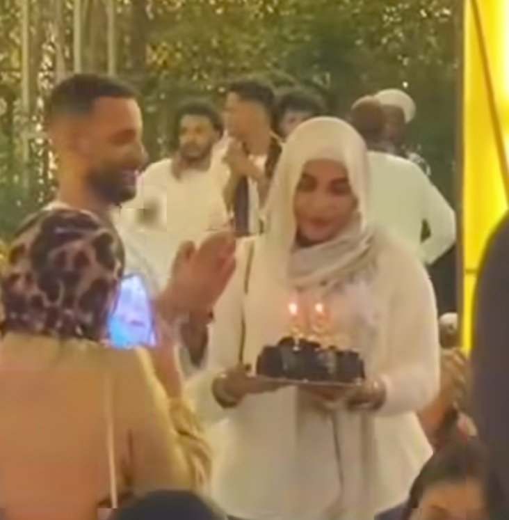 شاهد بالصورة والفيديو.. في أجواء رومانسية شهدها حفل جماهيري بالقاهرة.. سودانية تحتفل بعيد ميلاد زوجها وتهديه “تورتة” والجمهور الحاضر يتفاعل بالتصفيق والهتاف