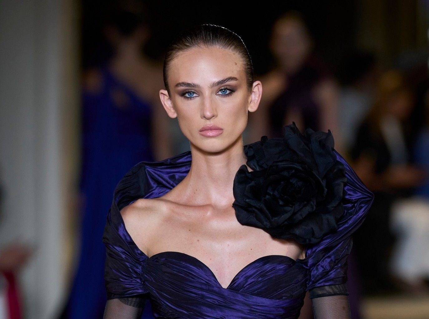 تطبيق مكياج لفستان نيلي من العيون إلى الشفاه.. نصائح لإطلالة لا تنسى