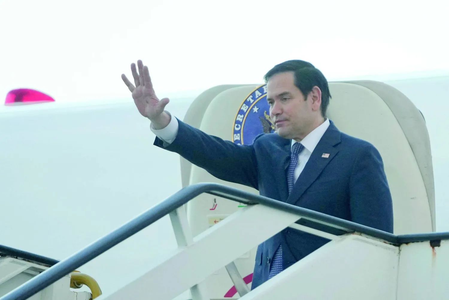 الامارات | هبوط اضطراري لطائرة وزير خارجية أميركا بعد «تصدع في زجاجها الأمامي»